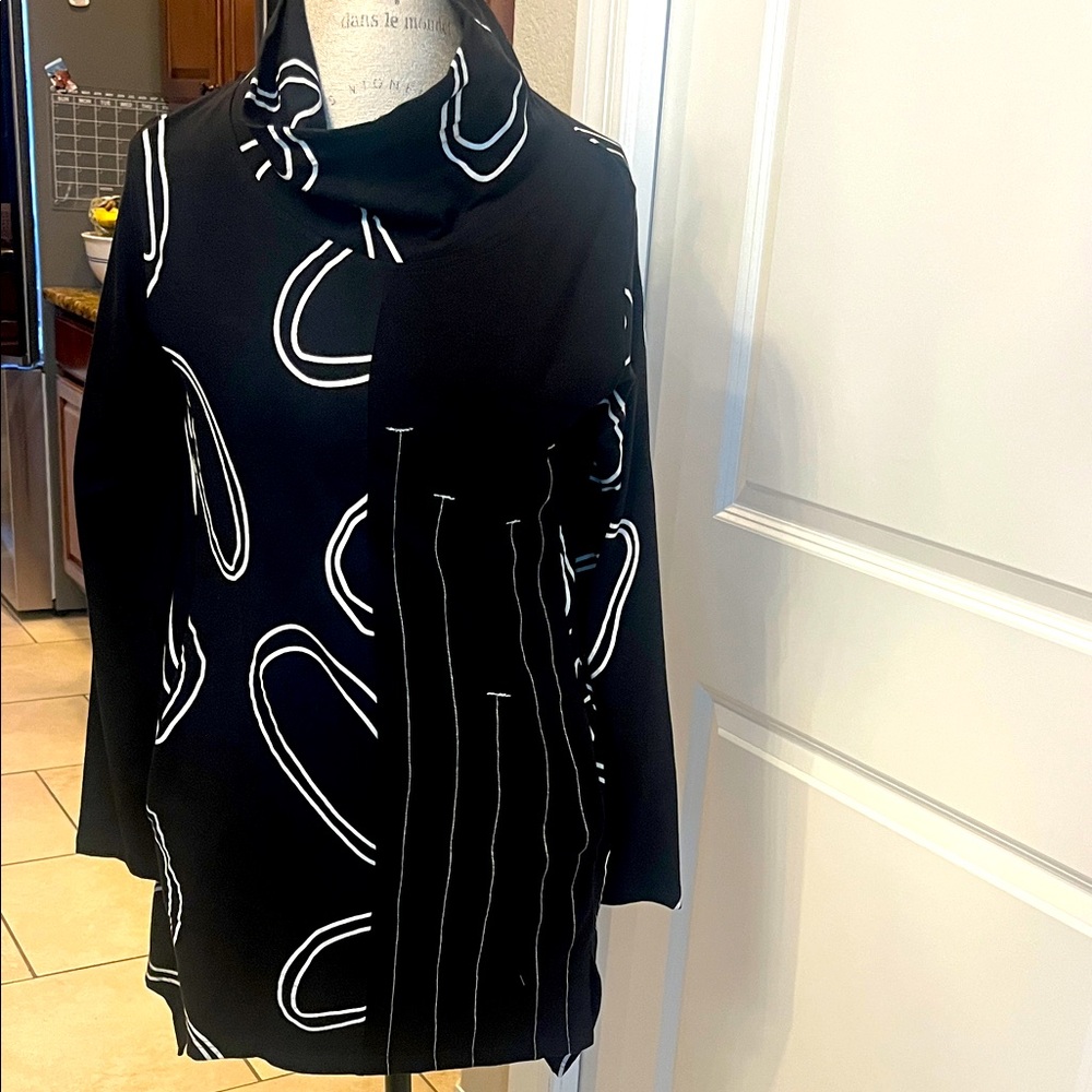 NWT Snapdragon art to wear black/ivory bubble tunic W/pockets turtleneck XS